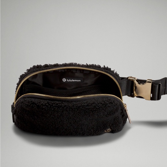 Lululemon Everywhere Belt Bag Sherpa Fleece Black - Picture 4 of 7